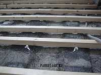 Регулируя высоту опоры-ригеля можно добиться необходимого уровня, что позволяет компенсировать любые неровности межэтажной плиты-перекрытия. Лаги крепятся прочно-эластичным полиуретановым клеем.
