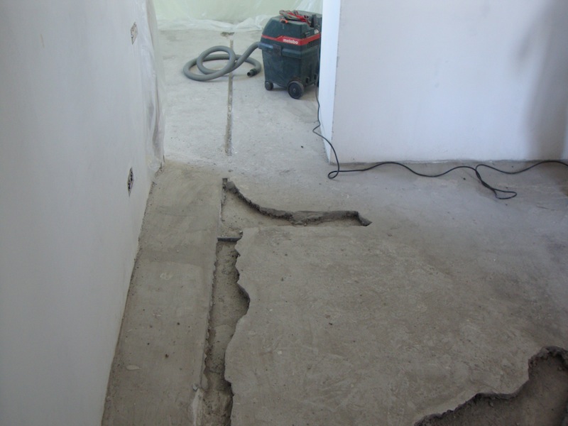 Почему отошла стена. Цементно-Песчаная стяжка пола трещины. Трещины в бетонном полу. Треснула стяжка пола. Неровный бетонный пол.