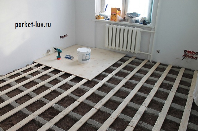 Технология укладки регулируемых лаг на бетонный пол в квартире. Фото №4.